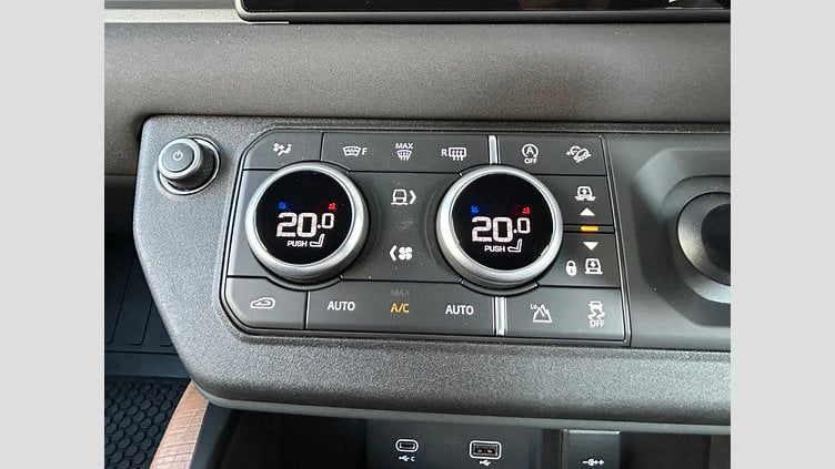2022 認定中古車 Land Rover Defender 110 サントリーニブラック D300 AWD（AT） X-DYNAMIC SE
