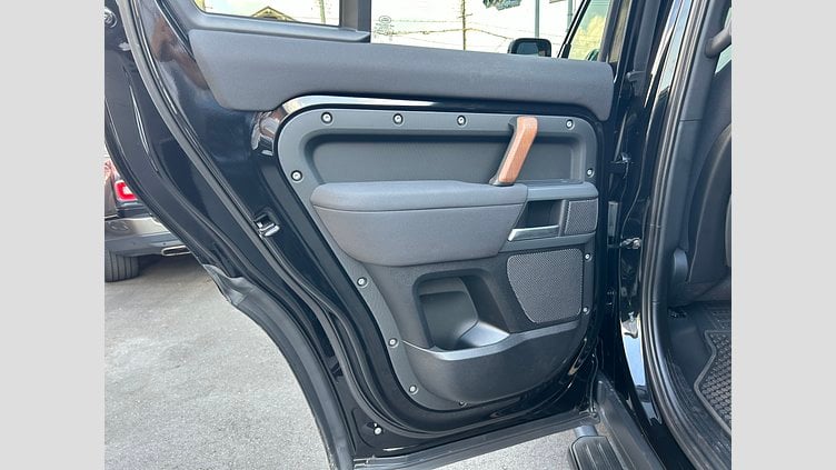 2022 認定中古車 Land Rover Defender 110 サントリーニブラック D300 AWD（AT） X-DYNAMIC SE