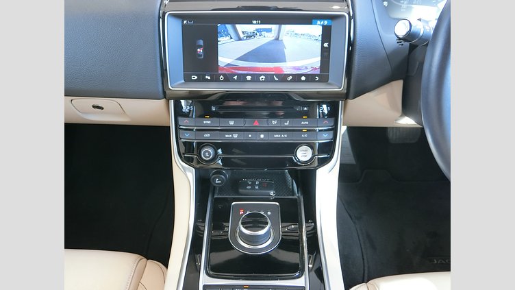2017 認定中古車 Jaguar XE Firenze Red XE 2.0 I4D AJ200 RWD 4DR プレステージ