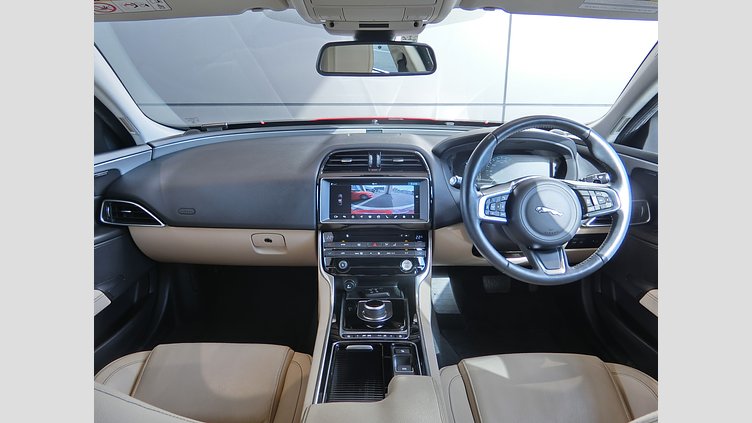 2017 認定中古車 Jaguar XE Firenze Red XE 2.0 I4D AJ200 RWD 4DR プレステージ