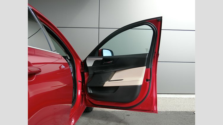 2017 認定中古車 Jaguar XE Firenze Red XE 2.0 I4D AJ200 RWD 4DR プレステージ