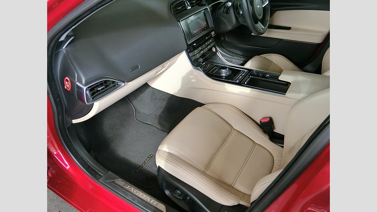 2017 認定中古車 Jaguar XE Firenze Red XE 2.0 I4D AJ200 RWD 4DR プレステージ