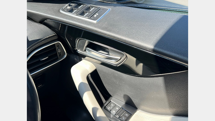 2024 認定中古車 Jaguar F-Pace Fuji White 2.0 litre i4D Diesel R-Sport