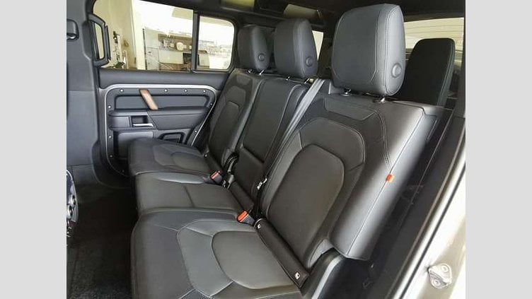 2022 認定中古車 Land Rover Defender 110 シリコンシルバー D300 AWD（AT） アーバナイト 22