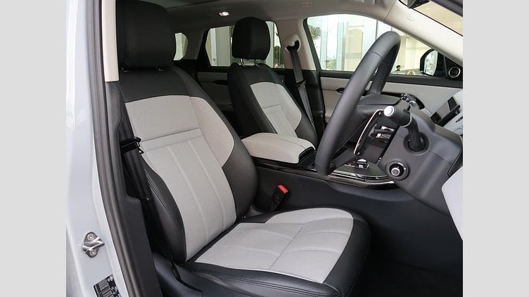 2024 認定中古車 Land Rover Range Rover Evoque アロイオスグレイ D200マイルドハイブリッド（ディーゼル） スタンダードホイールベース DYNAMIC SE