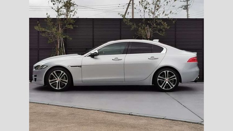 2018 認定中古車 Jaguar XE Indus Silver 2ℓターボーガソリン プレステージ