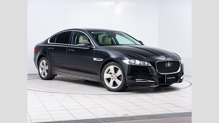 2020 認定中古車 Jaguar XF サントリーニブラック 20d AWD
インジニウム2.0リッター4気筒180PSターボチャージドディーゼルエンジン（オートマチック）
全輪駆動 SALOON PRESTIGE