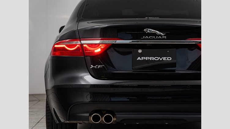 2020 認定中古車 Jaguar XF サントリーニブラック 20d AWD
インジニウム2.0リッター4気筒180PSターボチャージドディーゼルエンジン（オートマチック）
全輪駆動 SALOON PRESTIGE