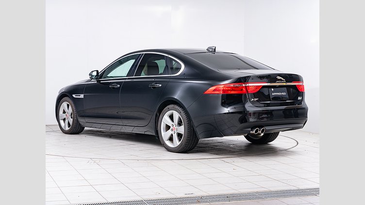 2020 認定中古車 Jaguar XF サントリーニブラック 20d AWD
インジニウム2.0リッター4気筒180PSターボチャージドディーゼルエンジン（オートマチック）
全輪駆動 SALOON PRESTIGE