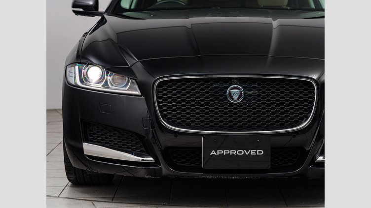 2020 認定中古車 Jaguar XF サントリーニブラック 20d AWD
インジニウム2.0リッター4気筒180PSターボチャージドディーゼルエンジン（オートマチック）
全輪駆動 SALOON PRESTIGE