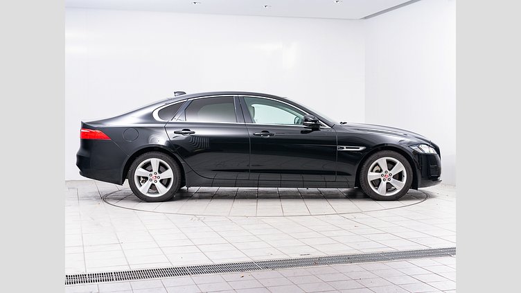 2020 認定中古車 Jaguar XF サントリーニブラック 20d AWD
インジニウム2.0リッター4気筒180PSターボチャージドディーゼルエンジン（オートマチック）
全輪駆動 SALOON PRESTIGE