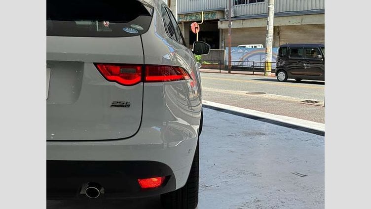 2024 認定中古車 Jaguar F-Pace Yulong White 2.0L I4 Pet Mid DOHC AJ200 Rスポーツ　P250