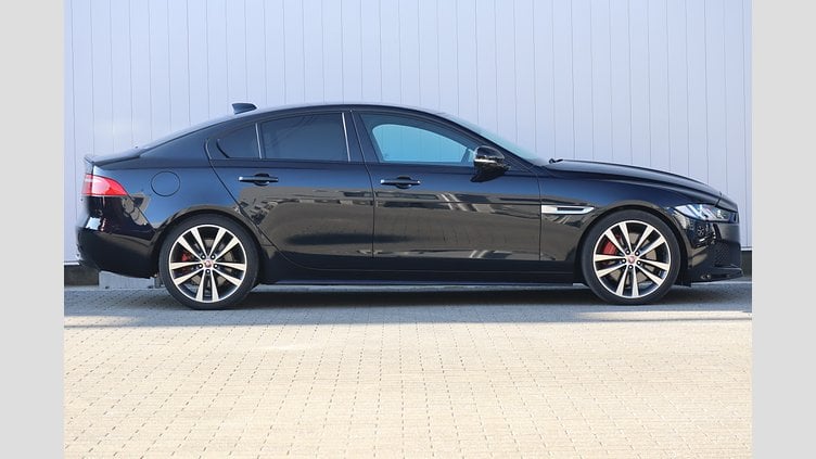 2016 認定中古車 Jaguar XE セレスティアルブラック 3.0P S