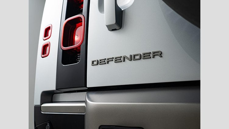 2024 認定中古車 Land Rover Defender 110 ハクバシルバー D300 AWD（AT） X-DYNAMIC HSE