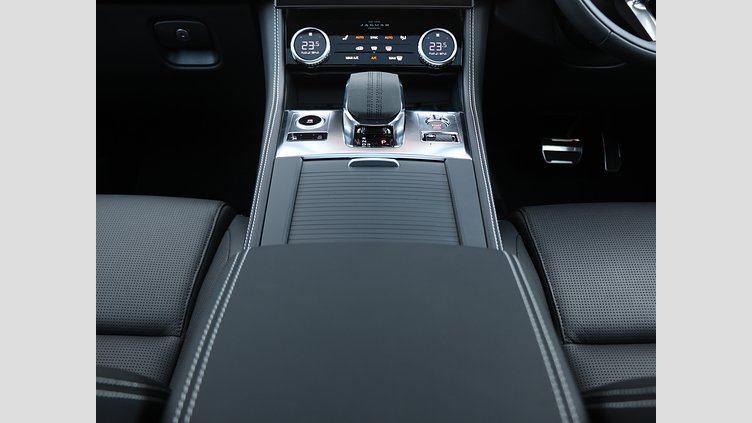2024 認定中古車 Jaguar F-Pace サントリーニブラック P250 AWD（オートマチック） R-DYNAMIC SE