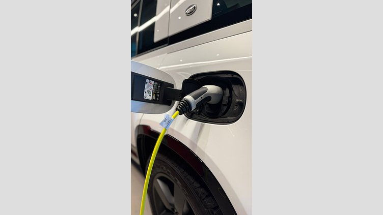 2024 Approved Land Rover Defender 110 Fuji White auto 2.0 PHEV X-Dynamic HSE 404PS