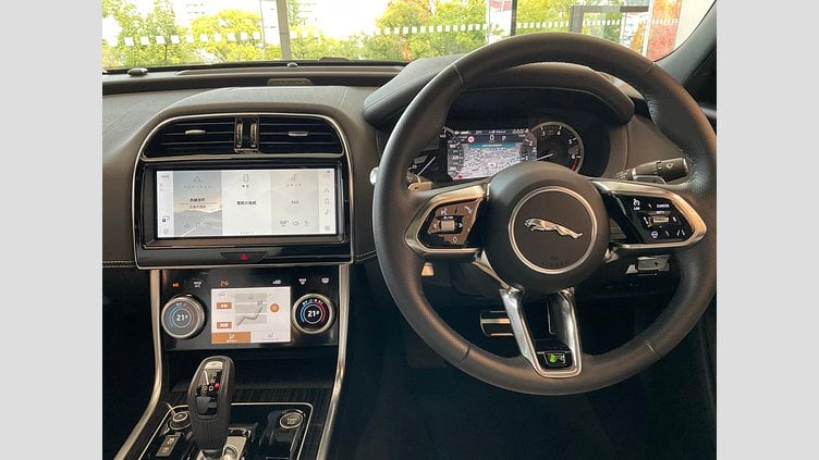 2023 認定中古車 Jaguar XE カルパチアングレー インジニウム2.0リッター4気筒250PSターボチャージドガソリンエンジン（オートマチック） RWD 4 door Saloon R-DYNAMIC SE