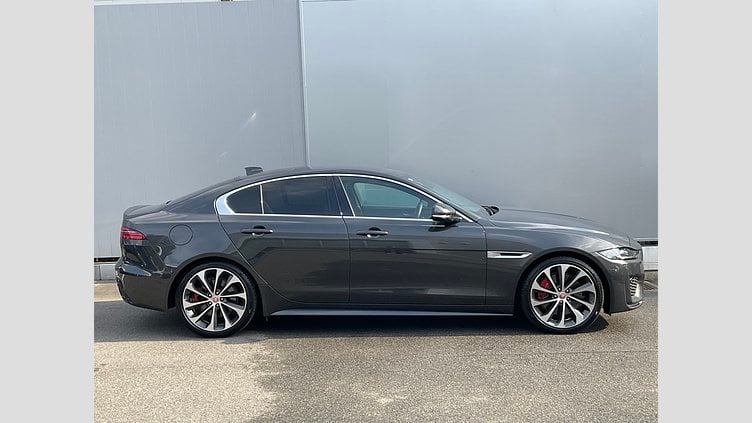 2023 認定中古車 Jaguar XE カルパチアングレー インジニウム2.0リッター4気筒250PSターボチャージドガソリンエンジン（オートマチック） RWD 4 door Saloon R-DYNAMIC SE