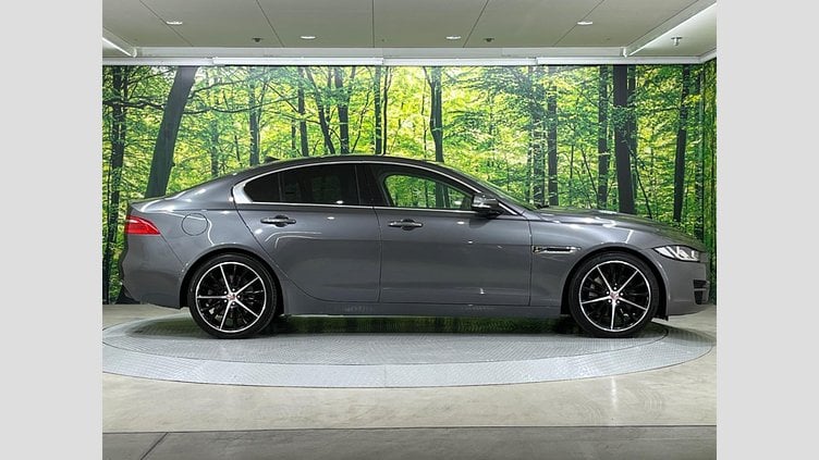 2015 認定中古車 Jaguar XE Corris Grey 2.0 i4 Petrol　Rear Wheel Drive プレステージ