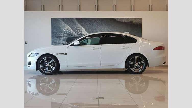 2017 認定中古車 Jaguar XF Fuji White 2.0L 25tプレステージ