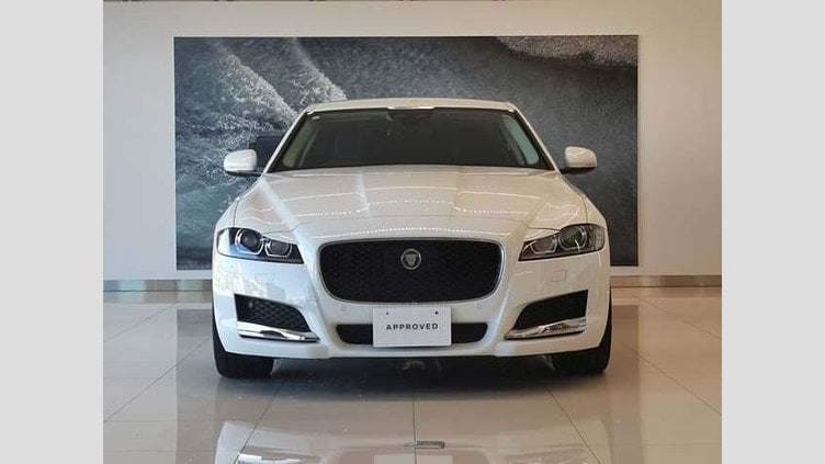 2017 認定中古車 Jaguar XF Fuji White 2.0L 25tプレステージ