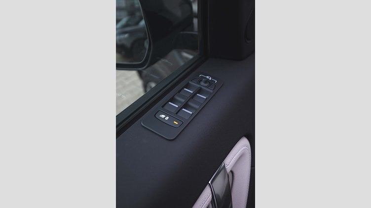 2025 Używany Land Rover Discovery Sport Santorini Black D200 Diesel MHEV Standardowy rozstaw osi Dynamic SE