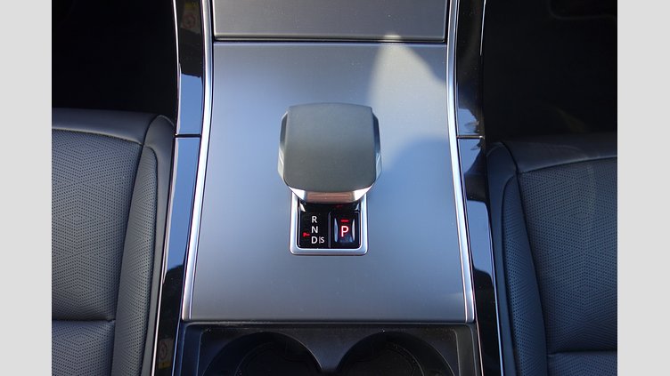 2024 認定中古車 Land Rover Range Rover Evoque トライベッカブルー P250（ガソリン） スタンダードホイールベース DYNAMIC HSE