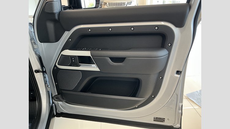 2024 認定中古車 Land Rover Defender 110 ハクバシルバー D300 AWD（AT） X-DYNAMIC HSE