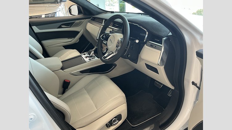 2024 認定中古車 Jaguar F-Pace オストゥーニパールホワイト P550 AWD（オートマチック） SVR