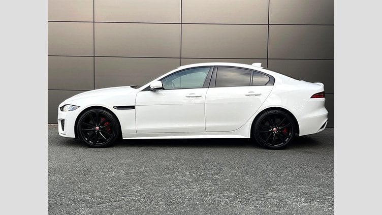 2020 認定中古車 Jaguar XE フジホワイト P250 RWD AUTOMATIC 4 door Saloon R-DYNAMIC S