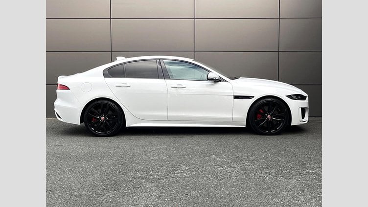 2020 認定中古車 Jaguar XE フジホワイト P250 RWD AUTOMATIC 4 door Saloon R-DYNAMIC S