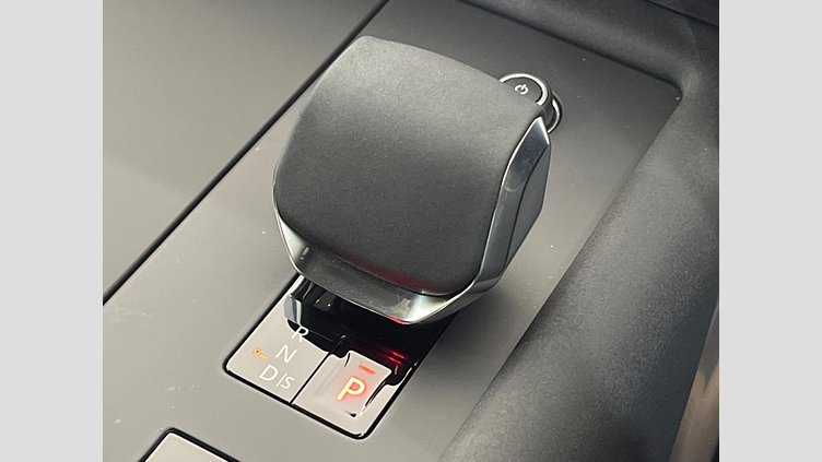 2024 認定中古車 Land Rover Discovery ハクバシルバー D300マイルドハイブリッド（ディーゼル） スタンダードホイールベース Metropolitan Edition
