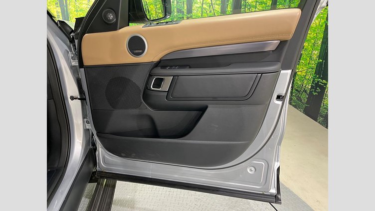2024 認定中古車 Land Rover Discovery ハクバシルバー D300マイルドハイブリッド（ディーゼル） スタンダードホイールベース Metropolitan Edition
