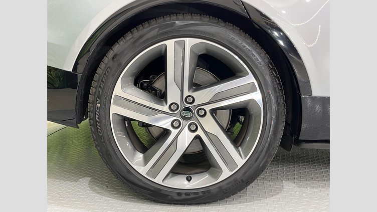 2024 認定中古車 Land Rover Discovery ハクバシルバー D300マイルドハイブリッド（ディーゼル） スタンダードホイールベース Metropolitan Edition
