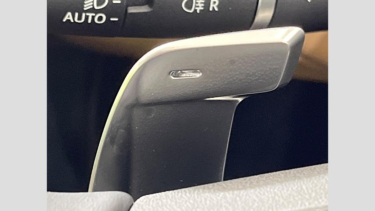 2024 認定中古車 Land Rover Discovery ハクバシルバー D300マイルドハイブリッド（ディーゼル） スタンダードホイールベース Metropolitan Edition