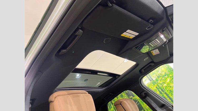 2024 認定中古車 Land Rover Discovery ハクバシルバー D300マイルドハイブリッド（ディーゼル） スタンダードホイールベース Metropolitan Edition