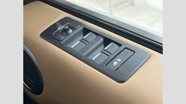 2024 認定中古車 Land Rover Discovery ハクバシルバー D300マイルドハイブリッド（ディーゼル） スタンダードホイールベース Metropolitan Edition
