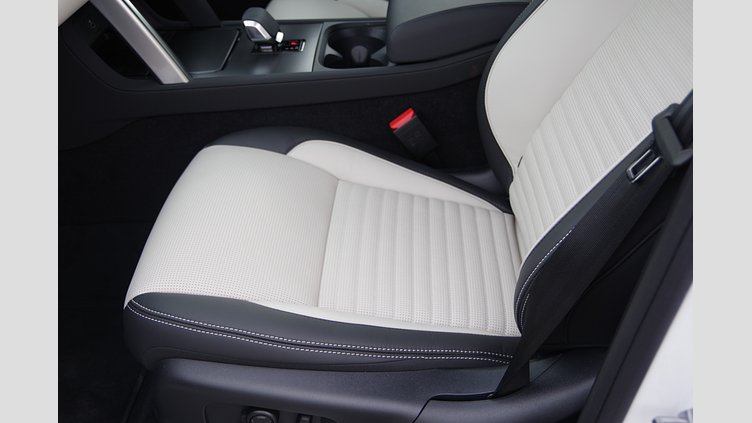 2024 認定中古車 Land Rover Discovery Sport オストゥーニパールホワイト P300eプラグインハイブリッド（ガソリン） 標準ホイール DYNAMIC HSE