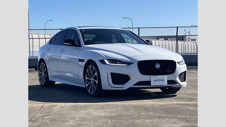 2024 認定中古車 Jaguar XE フジホワイト インジニウム2.0リッター4気筒250PSターボチャージドガソリンエンジン（オートマチック） RWD スタンダードホイールベース R-DYNAMIC SE