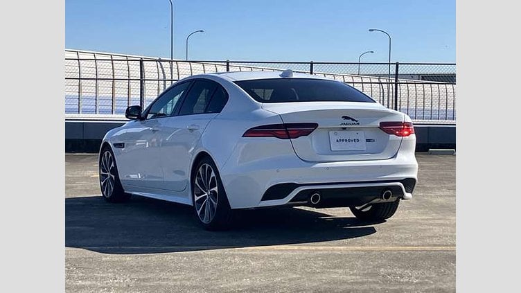 2024 認定中古車 Jaguar XE フジホワイト インジニウム2.0リッター4気筒250PSターボチャージドガソリンエンジン（オートマチック） RWD スタンダードホイールベース R-DYNAMIC SE