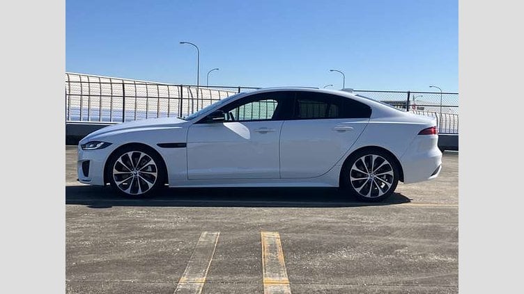 2024 認定中古車 Jaguar XE フジホワイト インジニウム2.0リッター4気筒250PSターボチャージドガソリンエンジン（オートマチック） RWD スタンダードホイールベース R-DYNAMIC SE