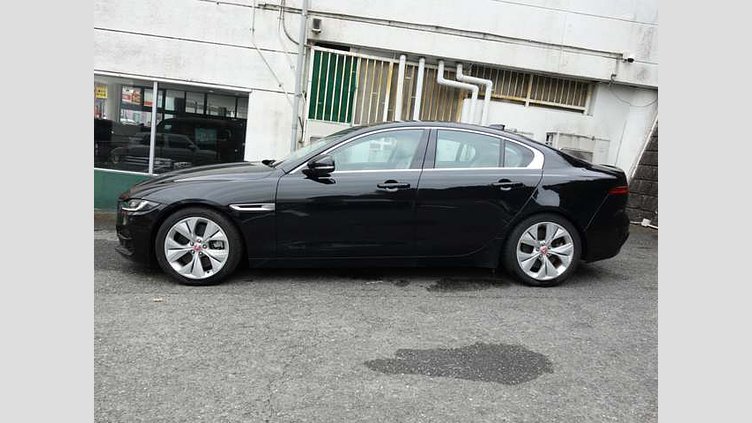 2021 認定中古車 Jaguar XE ナルヴィックブラック P250 RWD（オートマチック） 4 door Saloon S