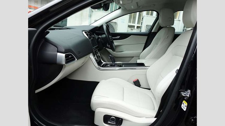 2021 認定中古車 Jaguar XE ナルヴィックブラック P250 RWD（オートマチック） 4 door Saloon S