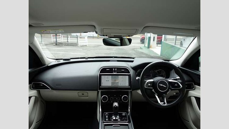 2021 認定中古車 Jaguar XE ナルヴィックブラック P250 RWD（オートマチック） 4 door Saloon S