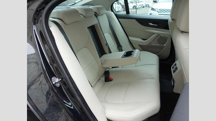 2021 認定中古車 Jaguar XE ナルヴィックブラック P250 RWD（オートマチック） 4 door Saloon S