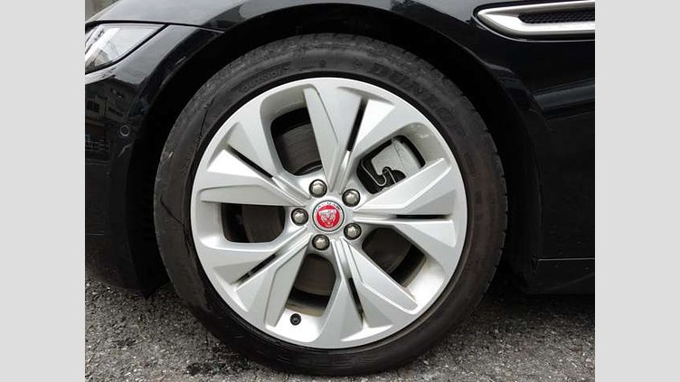 2021 認定中古車 Jaguar XE ナルヴィックブラック P250 RWD（オートマチック） 4 door Saloon S