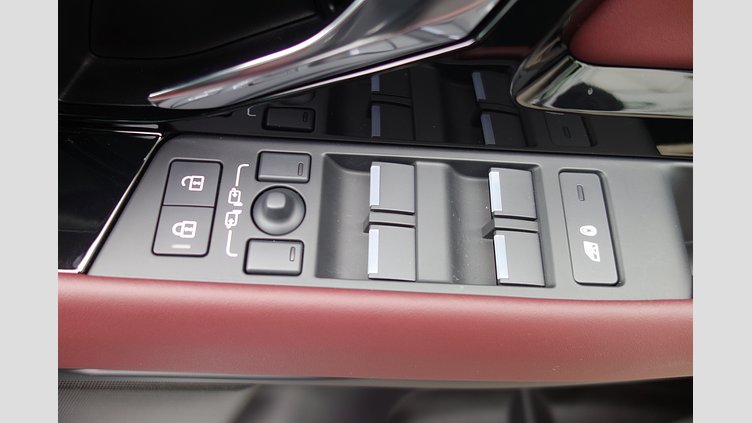2024 認定中古車 Land Rover Range Rover Evoque フジホワイト P300eプラグインハイブリッド（ガソリン） スタンダードホイールベース DYNAMIC HSE