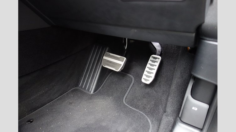 2024 認定中古車 Land Rover Discovery Sport アイガーグレイ P300eプラグインハイブリッド（ガソリン） 標準ホイール DYNAMIC HSE