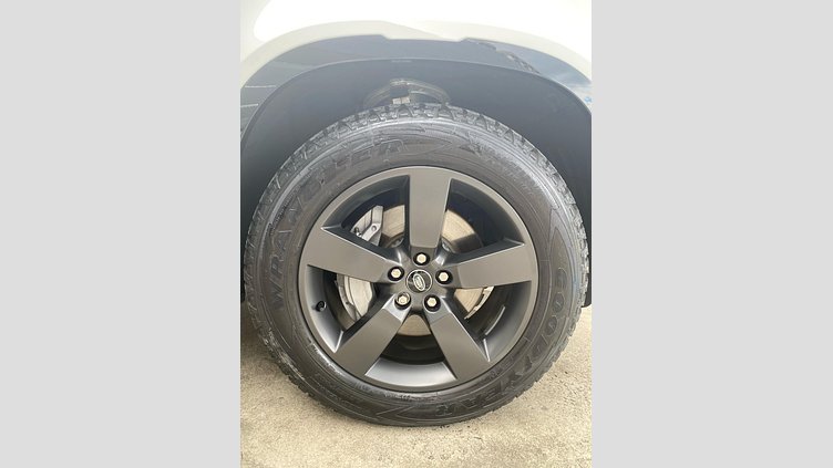 2024 Approved Land Rover Defender 110 Fuji White auto PHEV AWD 5DR SWB X-Dynamic HSE 404PS Automático