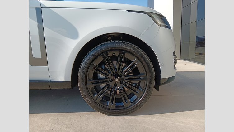 2024 SKLADOVÉ VOZIDLÁ Land Rover Range Rover Fuji White 3.0D MHEV 350PS MHEV HSE LWB AWD